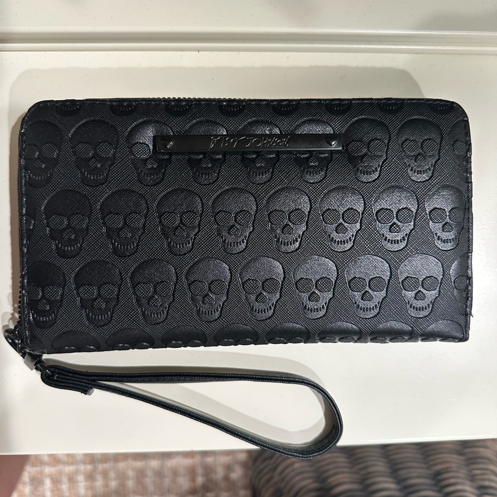 Betsey Johnson Black Skull Wallet, Black Zipper
